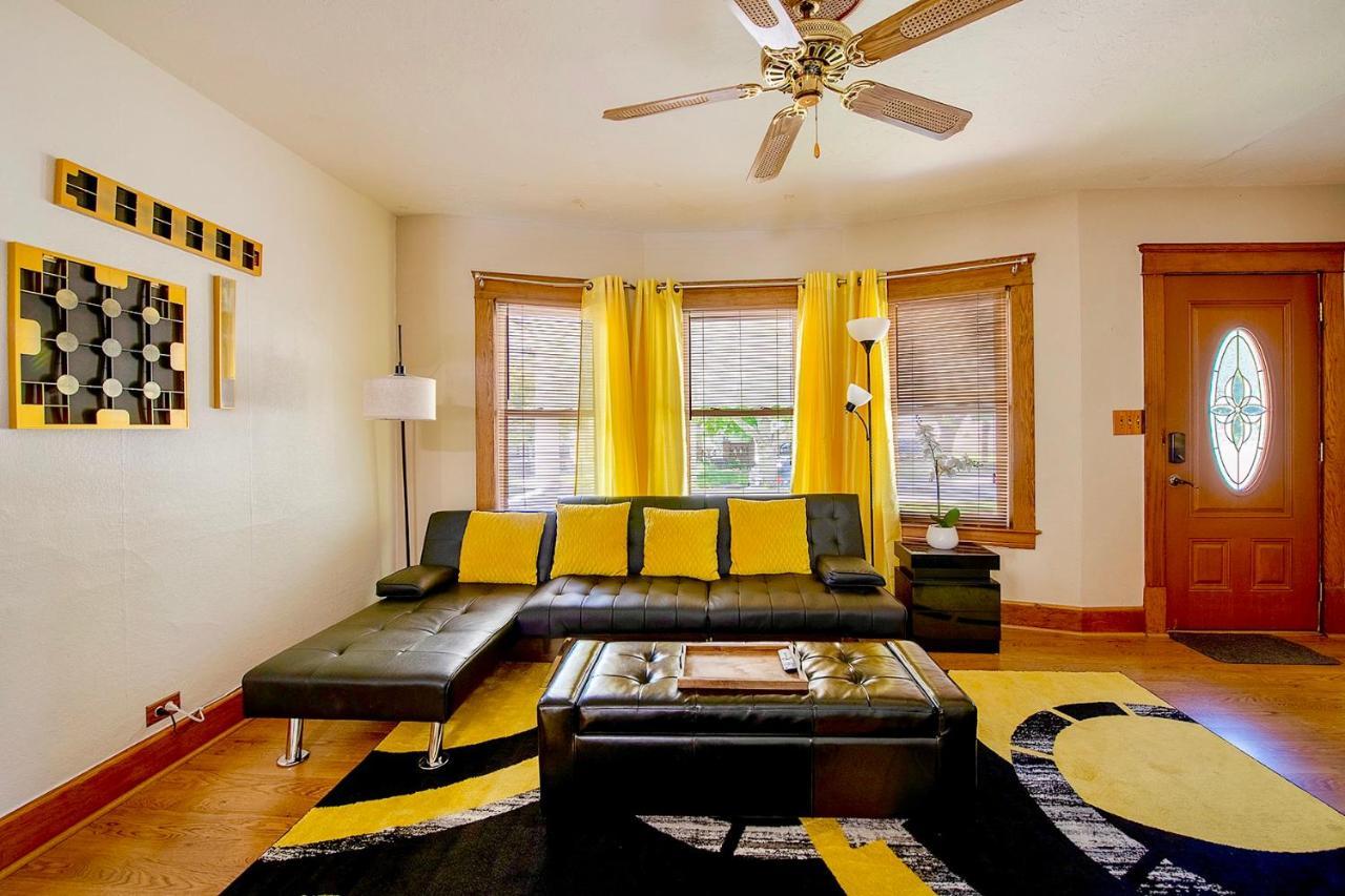 The Amber Retreat - Brooklyn Centre Comfort - Charming Space For Families, Couples & Business Travelers Near Downtown - With 300Mb Wifi, Parking & Self Check-In Cleveland Exteriér fotografie